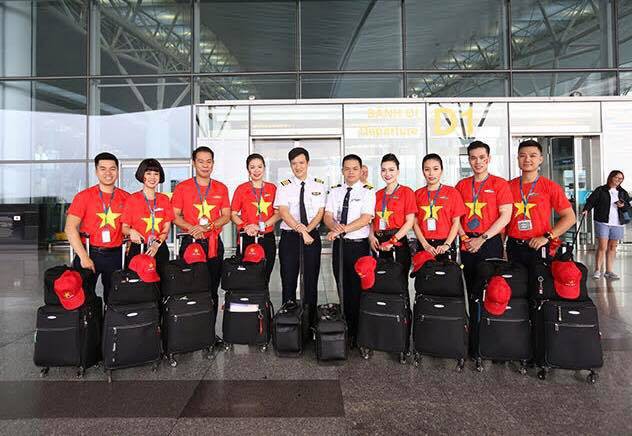 Dàn hotgirl cùng hàng trăm CĐV Việt nhuộm đỏ” sân bay trước khi sang Philippines tiếp lửa” thầy trò HLV Park Hang Seo-21