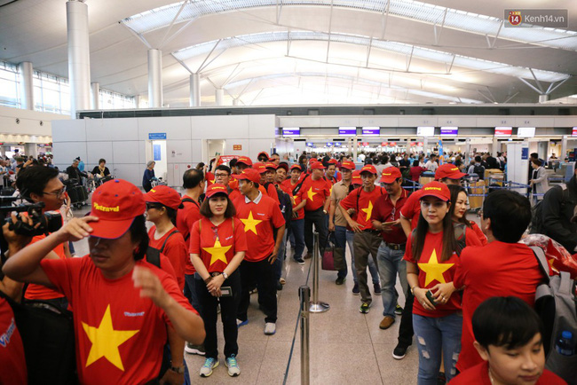 Dàn hotgirl cùng hàng trăm CĐV Việt nhuộm đỏ” sân bay trước khi sang Philippines tiếp lửa” thầy trò HLV Park Hang Seo-3