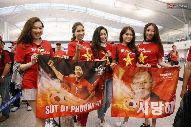 Dàn hotgirl cùng hàng trăm CĐV Việt nhuộm đỏ” sân bay trước khi sang Philippines tiếp lửa” thầy trò HLV Park Hang Seo-5