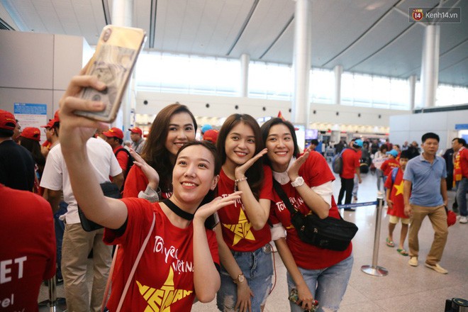 Dàn hotgirl cùng hàng trăm CĐV Việt nhuộm đỏ” sân bay trước khi sang Philippines tiếp lửa” thầy trò HLV Park Hang Seo-6