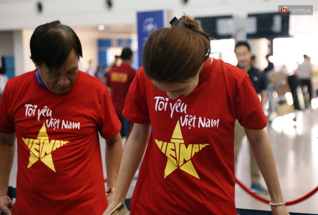 Dàn hotgirl cùng hàng trăm CĐV Việt nhuộm đỏ” sân bay trước khi sang Philippines tiếp lửa” thầy trò HLV Park Hang Seo-9