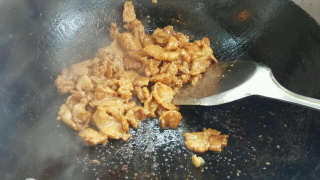 Trước khi xào thịt, hãy thêm một bước nữa để món thịt heo xào lăn được mềm ngon, thơm lừng xuất sắc khiến ai ăn cũng phải khen-1