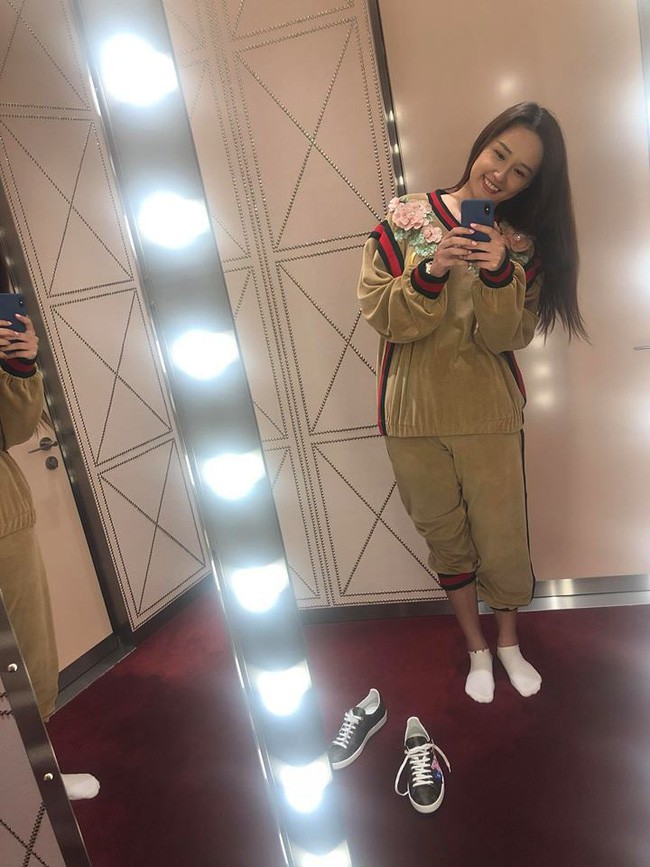 Cứ tưởng thoát kiếp mặc đồ hiệu kém sang, ai dè Mai Phương Thúy vẫn trông lạc quẻ” bởi món phụ kiện này-1