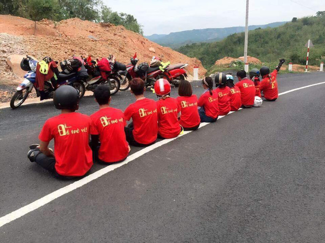 Ngồi thành hàng giữa đường tự tin check in, đoàn phượt thủ khiến cả mạng xã hội phản đối-1