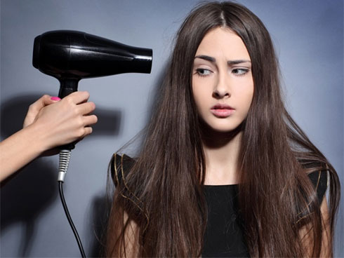 Cho con dùng máy sấy tay nơi công cộng, chuyên gia thảng thốt vì lỗi sai gây hại-3