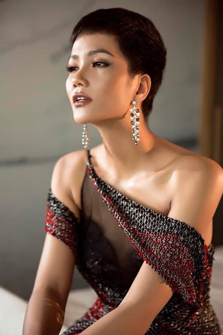HHen Niê quyến rũ trong trang phục dạ hội xẻ cao tà-3