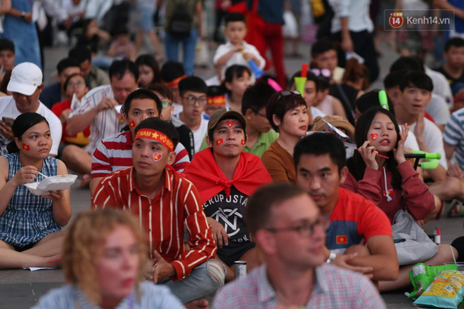 Hàng triệu CĐV đổ ra đường ăn mừng chiến thắng của đội tuyển Việt Nam trước Philippines trong trận bán kết lượt đi-31