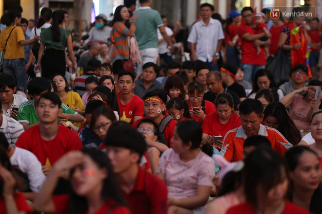 Hàng triệu CĐV đổ ra đường ăn mừng chiến thắng của đội tuyển Việt Nam trước Philippines trong trận bán kết lượt đi-30