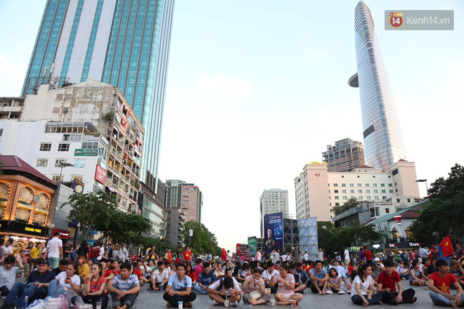 Hàng triệu CĐV đổ ra đường ăn mừng chiến thắng của đội tuyển Việt Nam trước Philippines trong trận bán kết lượt đi-32