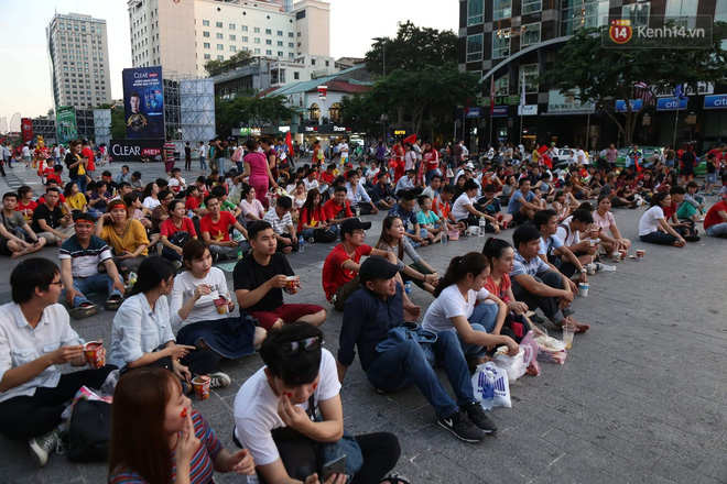 Hàng triệu CĐV đổ ra đường ăn mừng chiến thắng của đội tuyển Việt Nam trước Philippines trong trận bán kết lượt đi-33