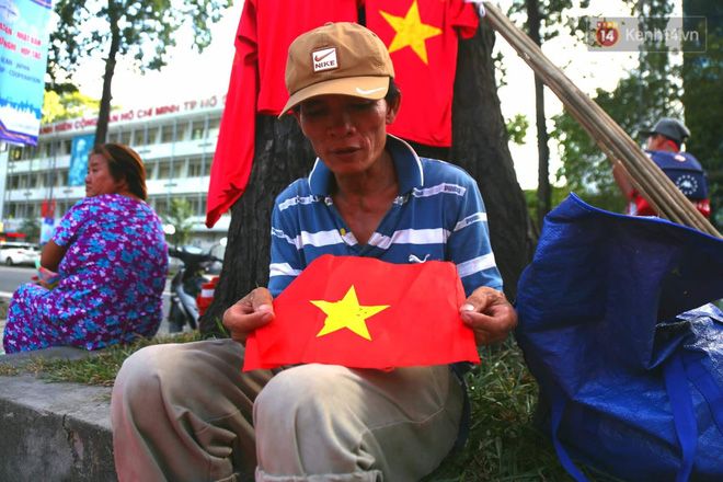 Hàng triệu CĐV đổ ra đường ăn mừng chiến thắng của đội tuyển Việt Nam trước Philippines trong trận bán kết lượt đi-42