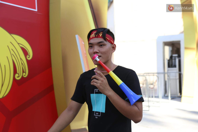 Hàng triệu CĐV đổ ra đường ăn mừng chiến thắng của đội tuyển Việt Nam trước Philippines trong trận bán kết lượt đi-43