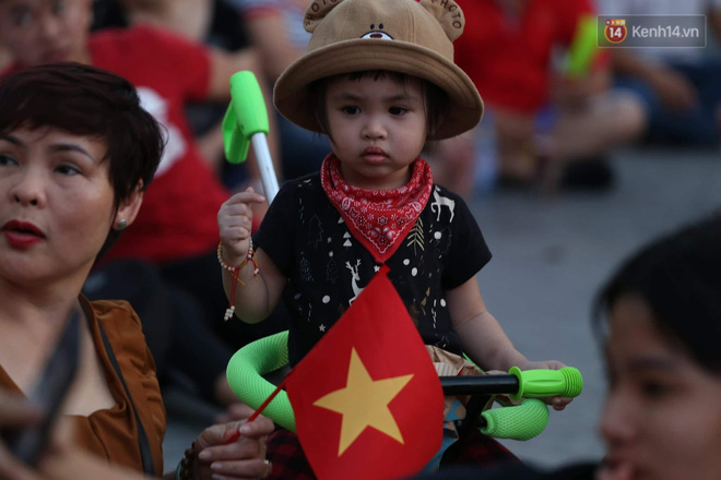 Hàng triệu CĐV đổ ra đường ăn mừng chiến thắng của đội tuyển Việt Nam trước Philippines trong trận bán kết lượt đi-37