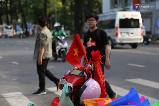 Hàng triệu CĐV đổ ra đường ăn mừng chiến thắng của đội tuyển Việt Nam trước Philippines trong trận bán kết lượt đi-45