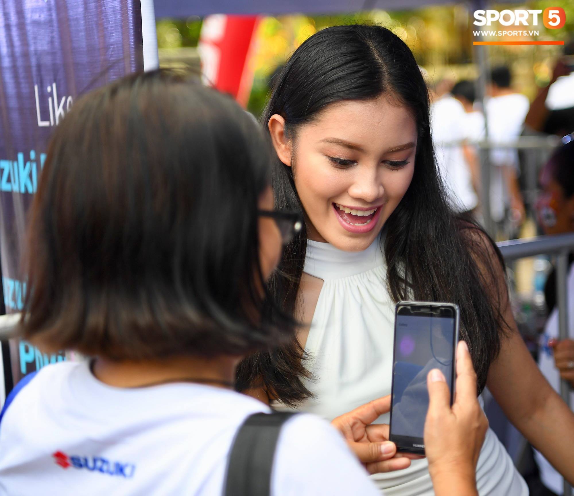 Những CĐV nữ xinh đẹp khiến trận bán kết lượt đi giữa ĐT Việt Nam - Philippines trở nên sôi động hơn bao giờ hết-7