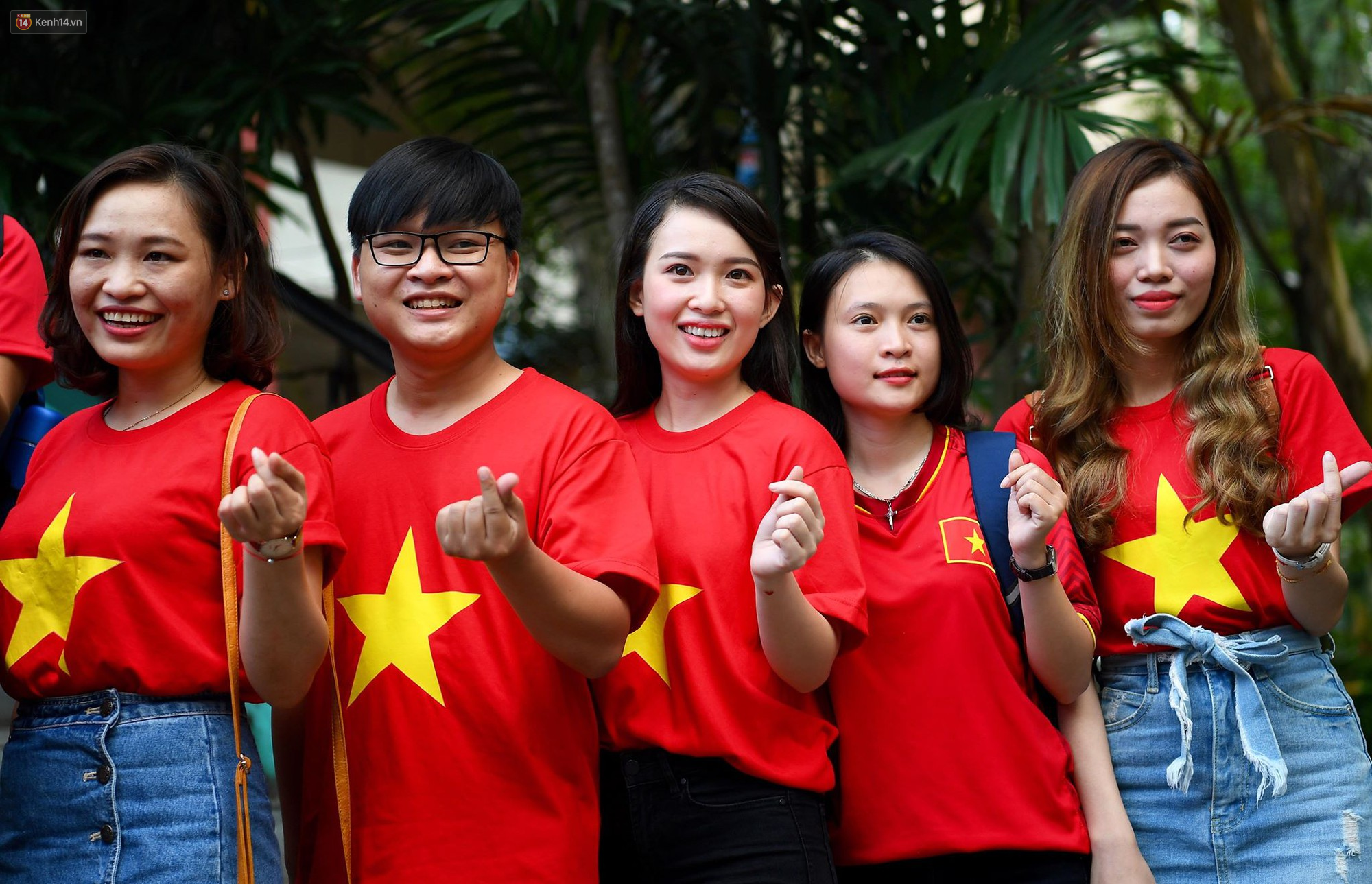 Những CĐV nữ xinh đẹp khiến trận bán kết lượt đi giữa ĐT Việt Nam - Philippines trở nên sôi động hơn bao giờ hết-9