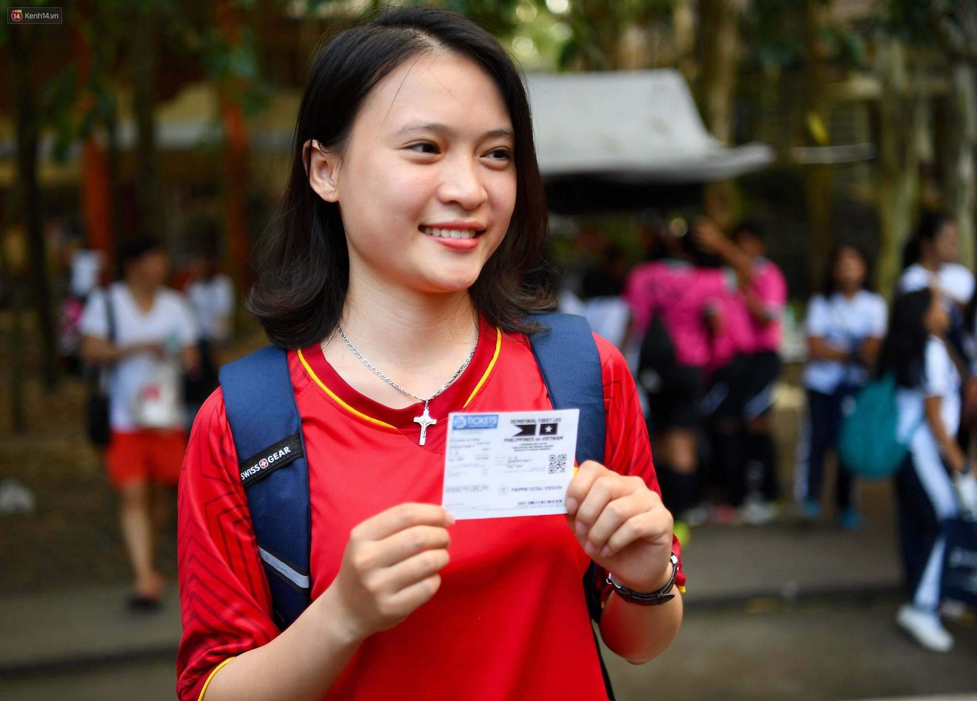 Những CĐV nữ xinh đẹp khiến trận bán kết lượt đi giữa ĐT Việt Nam - Philippines trở nên sôi động hơn bao giờ hết-10