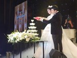 Cận cảnh nụ hôn môi ngọt ngào của Á hậu Thanh Tú và chồng đại gia trong đám cưới xa hoa-2