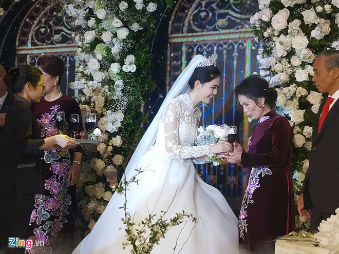 Bất ngờ: Nghi lễ đám cưới diễn ra nhanh gọn, Á hậu Thanh Tú nhường sân khấu cho bóng đá-9