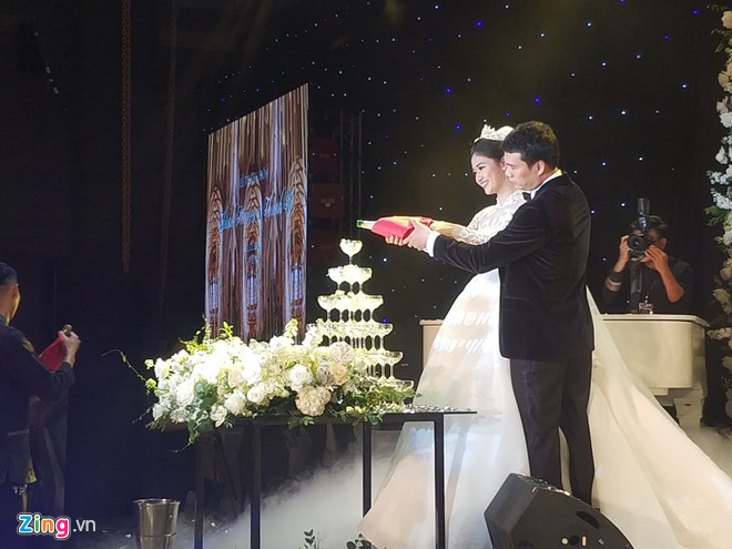 Bất ngờ: Nghi lễ đám cưới diễn ra nhanh gọn, Á hậu Thanh Tú nhường sân khấu cho bóng đá-8
