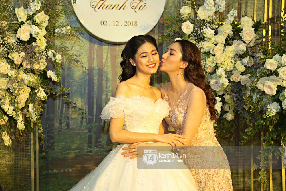 Bất ngờ: Nghi lễ đám cưới diễn ra nhanh gọn, Á hậu Thanh Tú nhường sân khấu cho bóng đá-12