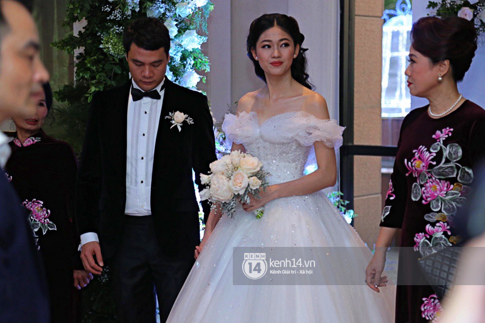 Bất ngờ: Nghi lễ đám cưới diễn ra nhanh gọn, Á hậu Thanh Tú nhường sân khấu cho bóng đá-11