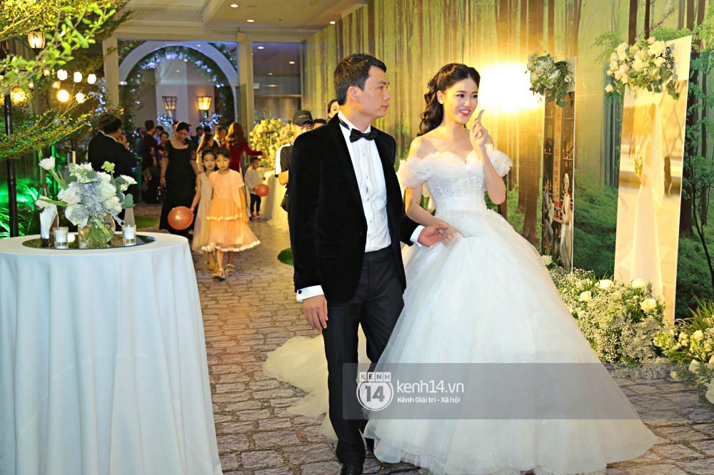 Bất ngờ: Nghi lễ đám cưới diễn ra nhanh gọn, Á hậu Thanh Tú nhường sân khấu cho bóng đá-10