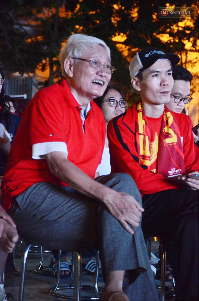 Hàng triệu CĐV đổ ra đường ăn mừng chiến thắng của đội tuyển Việt Nam trước Philippines trong trận bán kết lượt đi-27