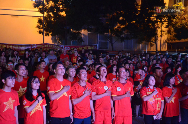 Hàng triệu CĐV đổ ra đường ăn mừng chiến thắng của đội tuyển Việt Nam trước Philippines trong trận bán kết lượt đi-25