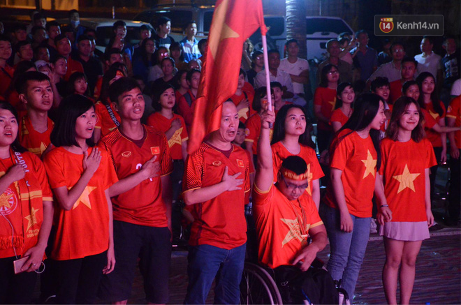 Hàng triệu CĐV đổ ra đường ăn mừng chiến thắng của đội tuyển Việt Nam trước Philippines trong trận bán kết lượt đi-26