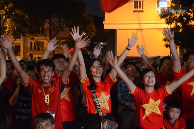 Hàng triệu CĐV đổ ra đường ăn mừng chiến thắng của đội tuyển Việt Nam trước Philippines trong trận bán kết lượt đi-24