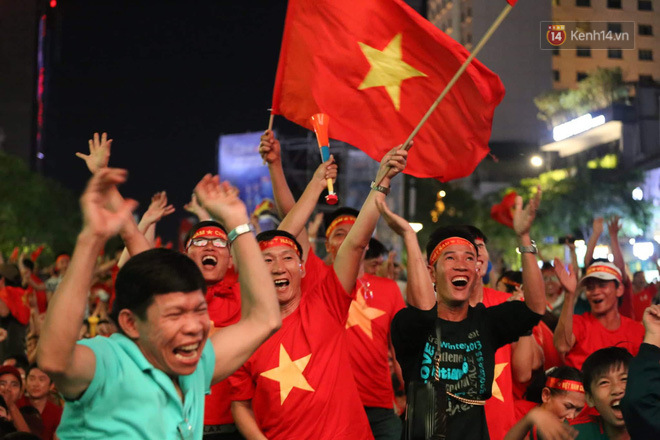 Hàng triệu CĐV đổ ra đường ăn mừng chiến thắng của đội tuyển Việt Nam trước Philippines trong trận bán kết lượt đi-19
