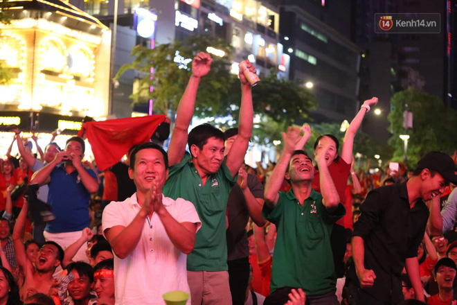 Hàng triệu CĐV đổ ra đường ăn mừng chiến thắng của đội tuyển Việt Nam trước Philippines trong trận bán kết lượt đi-21