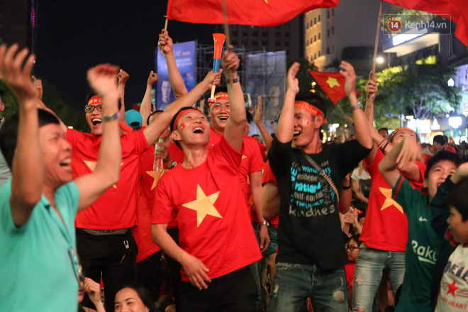 Hàng triệu CĐV đổ ra đường ăn mừng chiến thắng của đội tuyển Việt Nam trước Philippines trong trận bán kết lượt đi-20