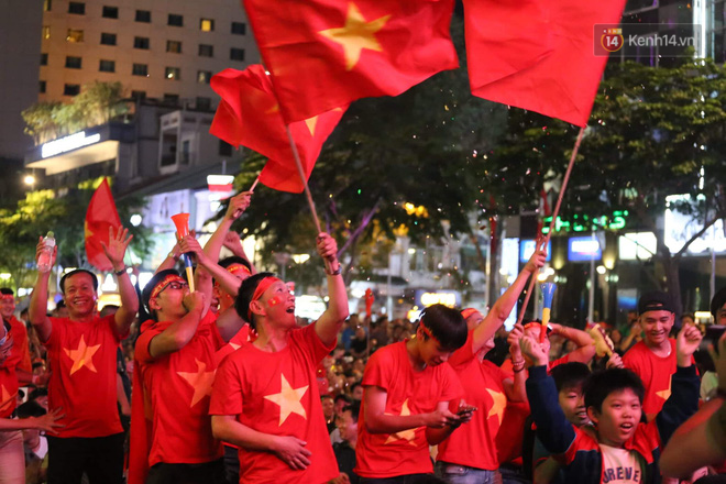 Hàng triệu CĐV đổ ra đường ăn mừng chiến thắng của đội tuyển Việt Nam trước Philippines trong trận bán kết lượt đi-22