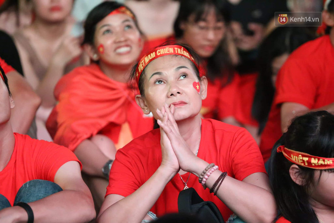 Hàng triệu CĐV đổ ra đường ăn mừng chiến thắng của đội tuyển Việt Nam trước Philippines trong trận bán kết lượt đi-17