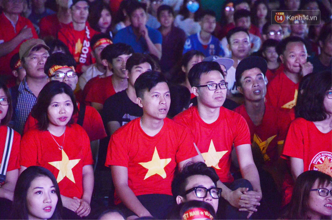 Hàng triệu CĐV đổ ra đường ăn mừng chiến thắng của đội tuyển Việt Nam trước Philippines trong trận bán kết lượt đi-15