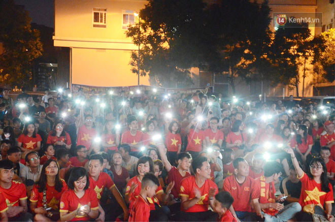 Hàng triệu CĐV đổ ra đường ăn mừng chiến thắng của đội tuyển Việt Nam trước Philippines trong trận bán kết lượt đi-16