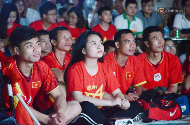 Hàng triệu CĐV đổ ra đường ăn mừng chiến thắng của đội tuyển Việt Nam trước Philippines trong trận bán kết lượt đi-14