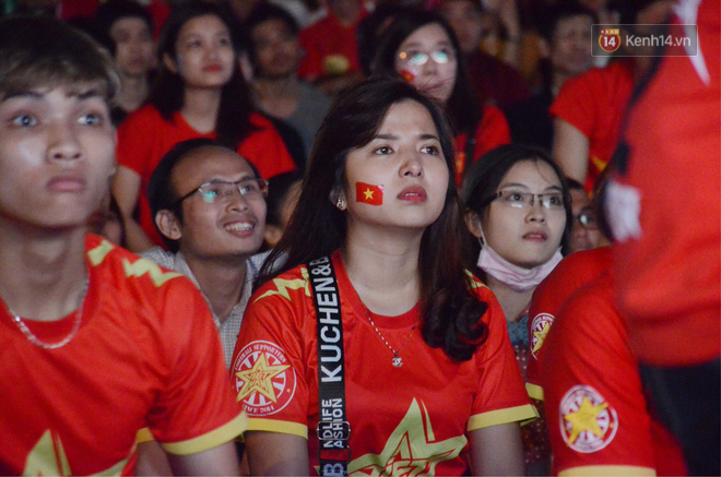 Hàng triệu CĐV đổ ra đường ăn mừng chiến thắng của đội tuyển Việt Nam trước Philippines trong trận bán kết lượt đi-13