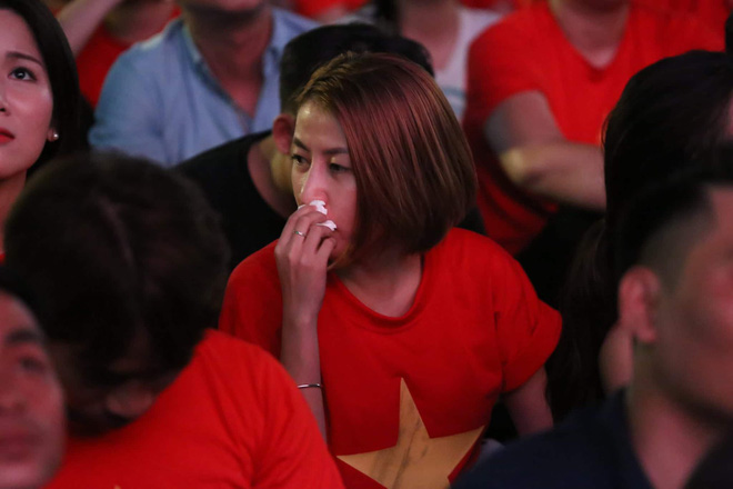 Hàng triệu CĐV đổ ra đường ăn mừng chiến thắng của đội tuyển Việt Nam trước Philippines trong trận bán kết lượt đi-11