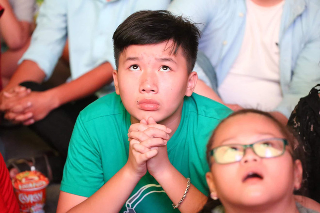 Hàng triệu CĐV đổ ra đường ăn mừng chiến thắng của đội tuyển Việt Nam trước Philippines trong trận bán kết lượt đi-12