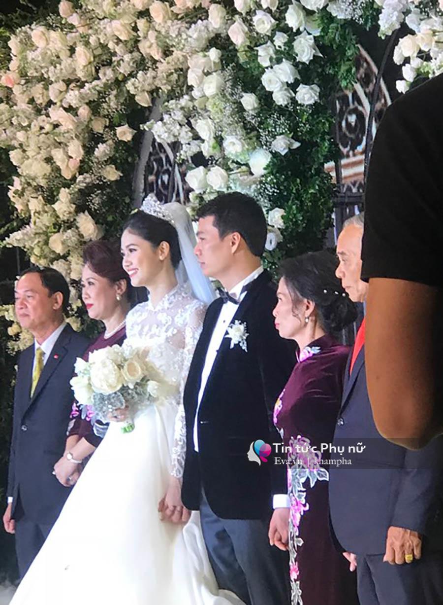 Bất ngờ: Nghi lễ đám cưới diễn ra nhanh gọn, Á hậu Thanh Tú nhường sân khấu cho bóng đá-3