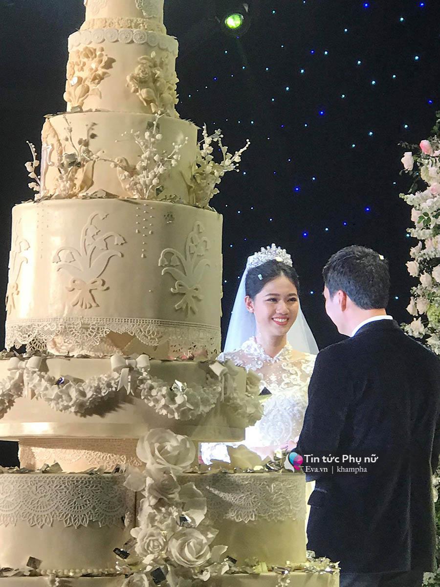 Bất ngờ: Nghi lễ đám cưới diễn ra nhanh gọn, Á hậu Thanh Tú nhường sân khấu cho bóng đá-4