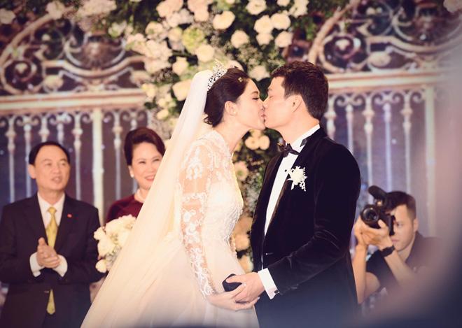 Bất ngờ: Nghi lễ đám cưới diễn ra nhanh gọn, Á hậu Thanh Tú nhường sân khấu cho bóng đá-2