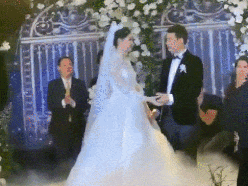 Khoảnh khắc trao nhẫn cưới ngọt ngào của cô dâu Thanh Tú và chú rể-1