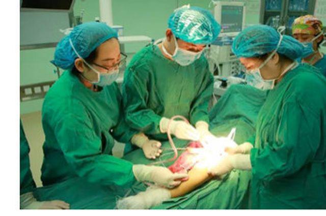 Bé gái 4 năm không mặc quần khiến bác sĩ kinh ngạc khi vừa vén váy lên-2