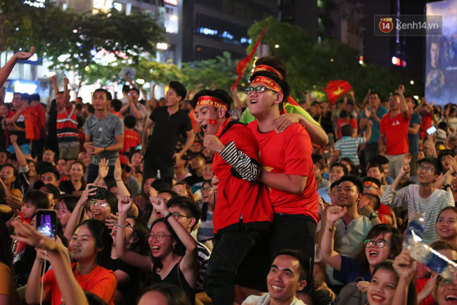 Hàng triệu CĐV đổ ra đường ăn mừng chiến thắng của đội tuyển Việt Nam trước Philippines trong trận bán kết lượt đi-7
