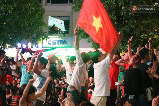 Hàng triệu CĐV đổ ra đường ăn mừng chiến thắng của đội tuyển Việt Nam trước Philippines trong trận bán kết lượt đi-4