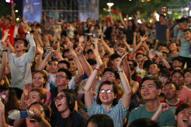 Hàng triệu CĐV đổ ra đường ăn mừng chiến thắng của đội tuyển Việt Nam trước Philippines trong trận bán kết lượt đi-5